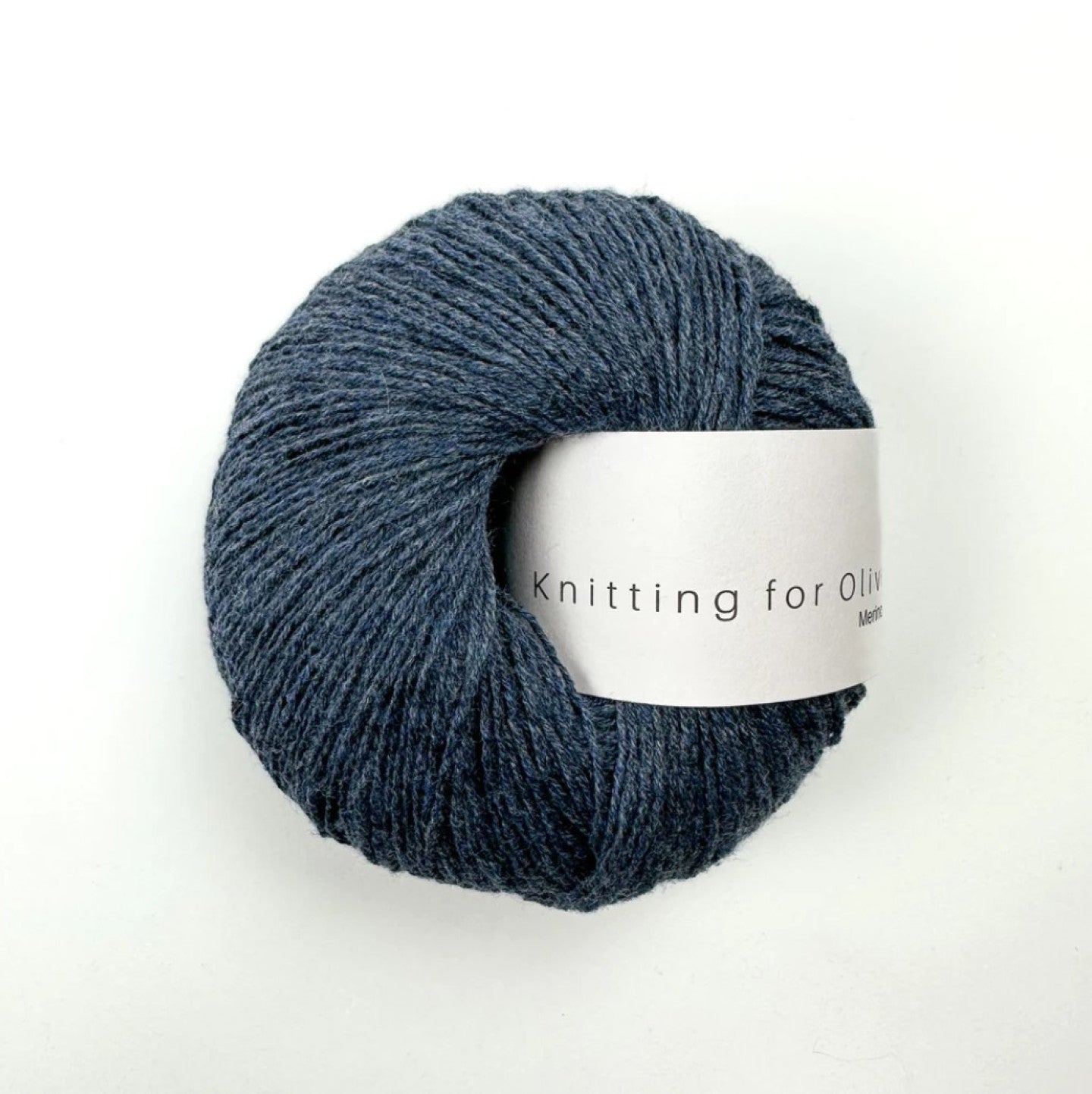 Kuvassa on Knitting for Olive Merino -lanka värissä Blue Jeans.