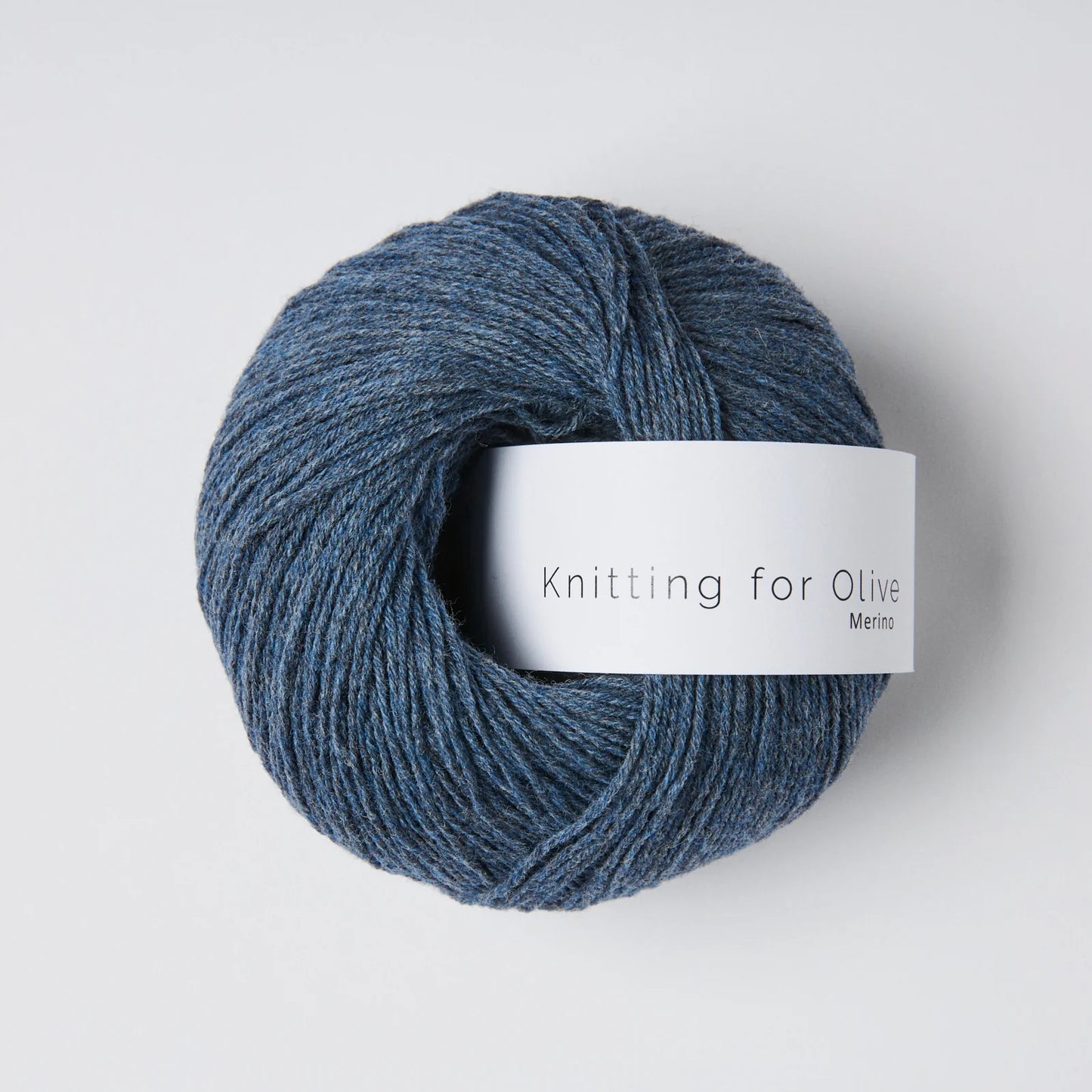 Kuvassa on Knitting for Olive Merino -lanka värissä Blue Jeans.