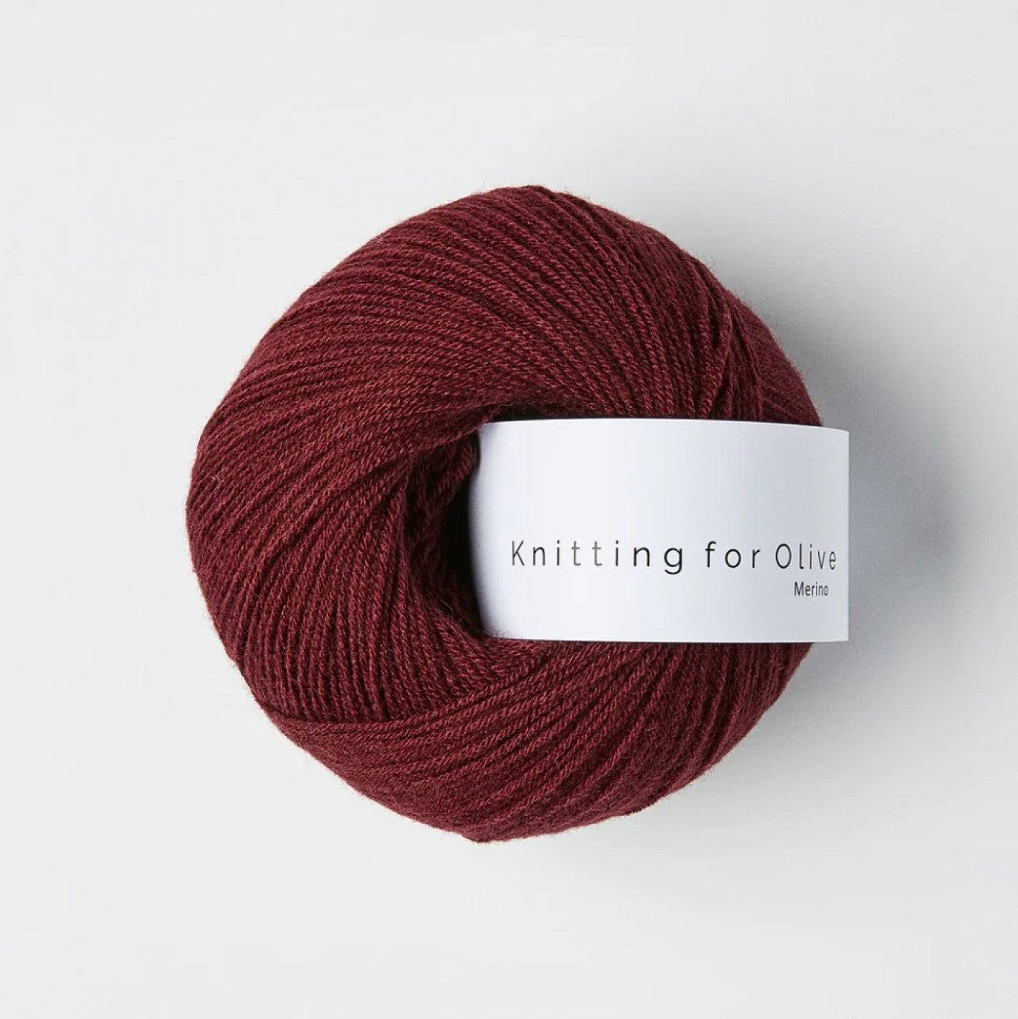 Kuvassa on Knitting for Olive Merino -lanka värissä Bordeaux.