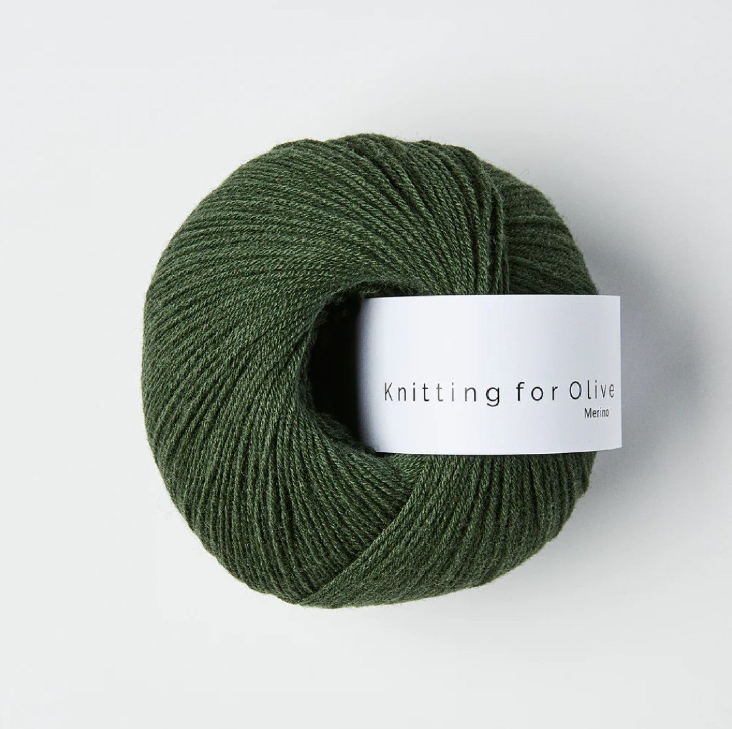 Kuvassa on Knitting for Olive Merino -lanka värissä Bottle Green.