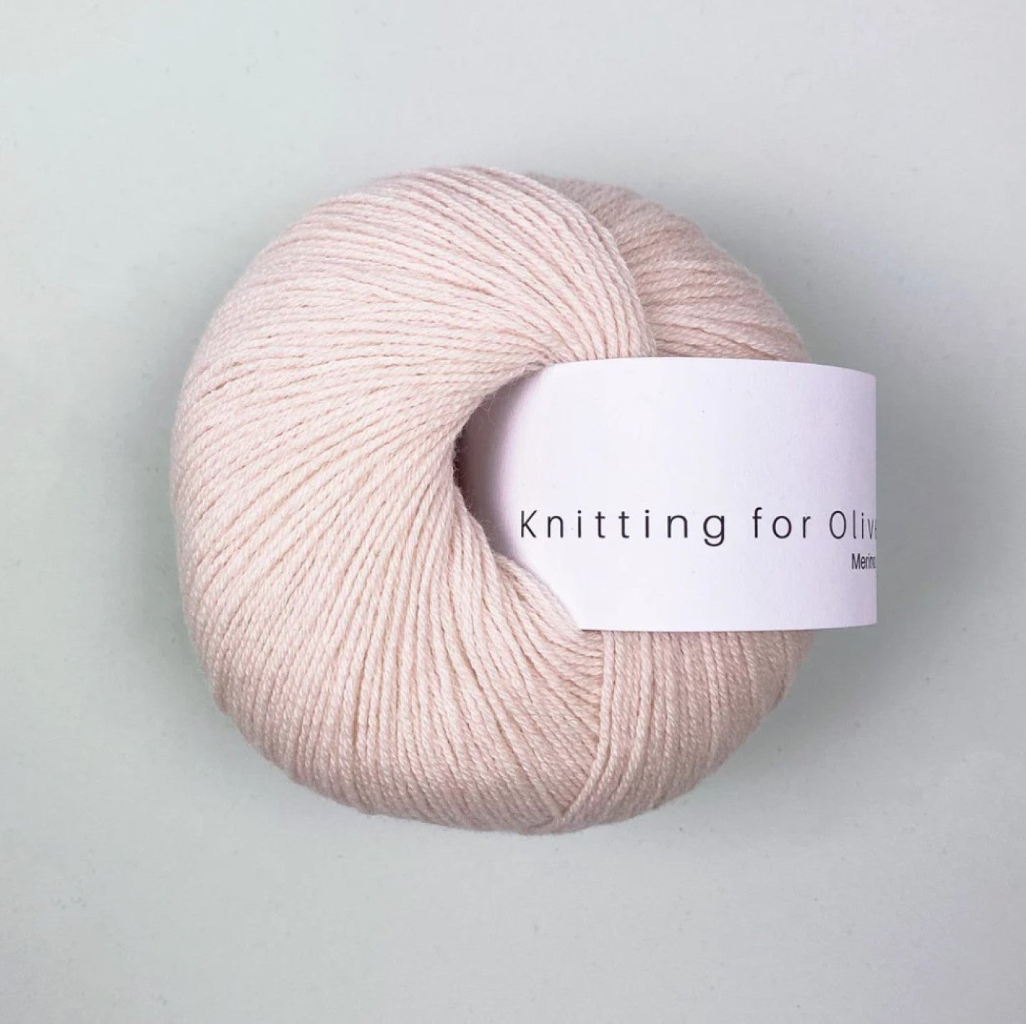 Kuvassa on Knitting for Olive Merino -lanka värissä Cherry Blossom.