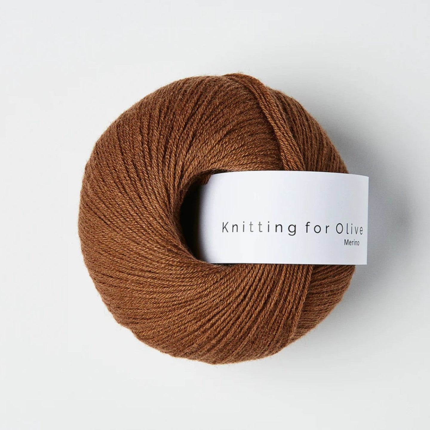 Kuvassa on Knitting for Olive Merino -lanka värissä Dark Cognac.