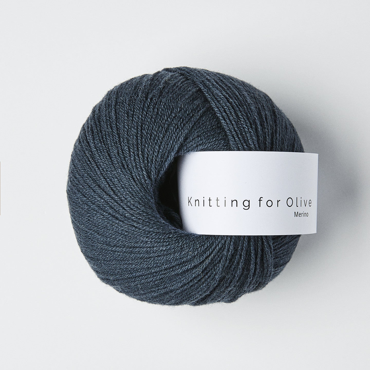 Kuvassa on Knitting for Olive Merino -lanka värissä Deep Petroleum Blue.