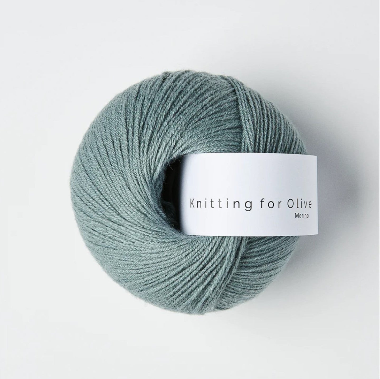 Kuvassa on Knitting for Olive Merino -lanka värissä Dusty Aqua.