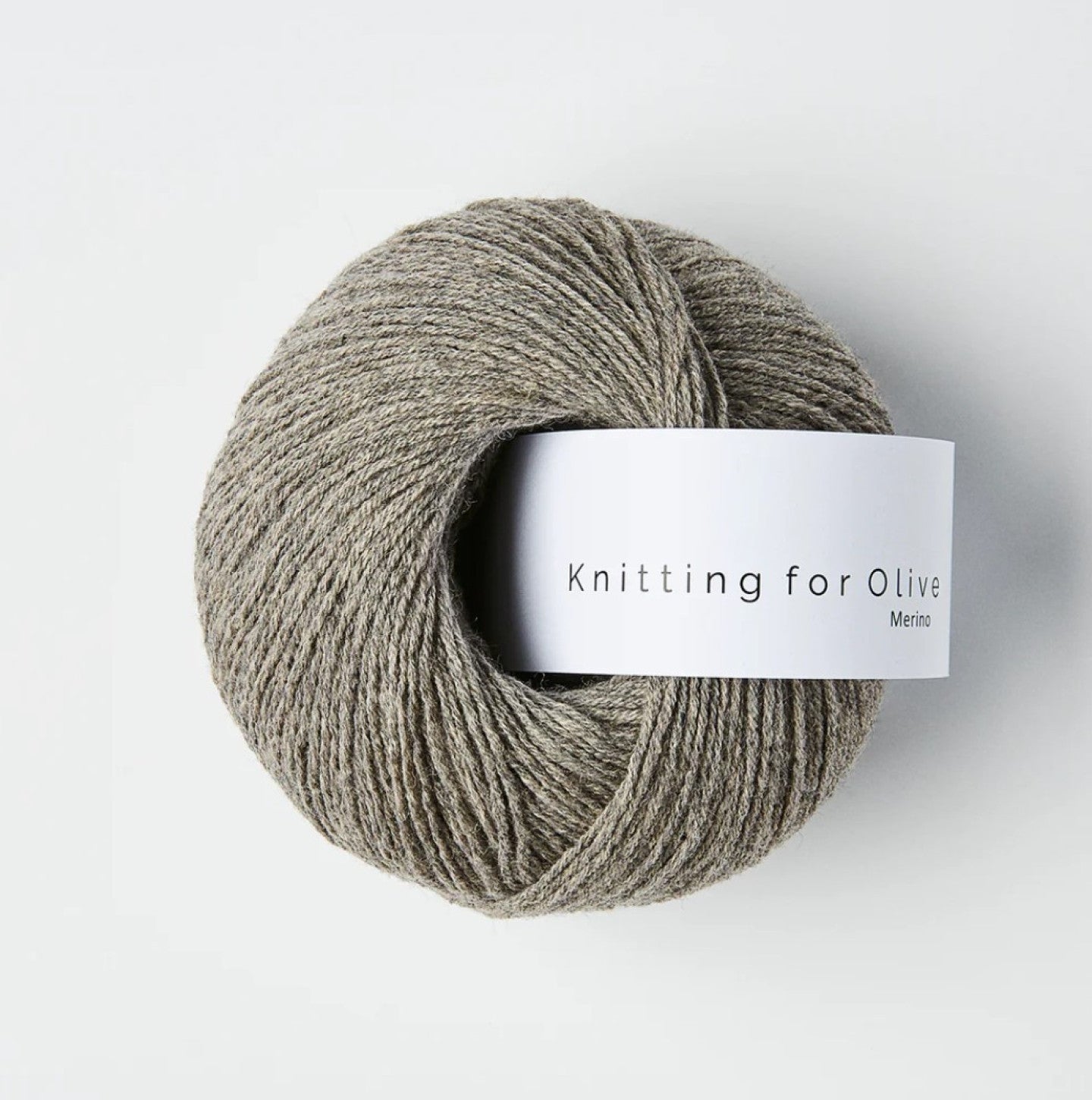 Kuvassa on Knitting for Olive Merino -lanka värissä Dusty Moose.