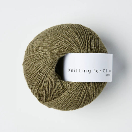 Kuvassa on Knitting for Olive Merino -lanka värissä Dusty Olive.