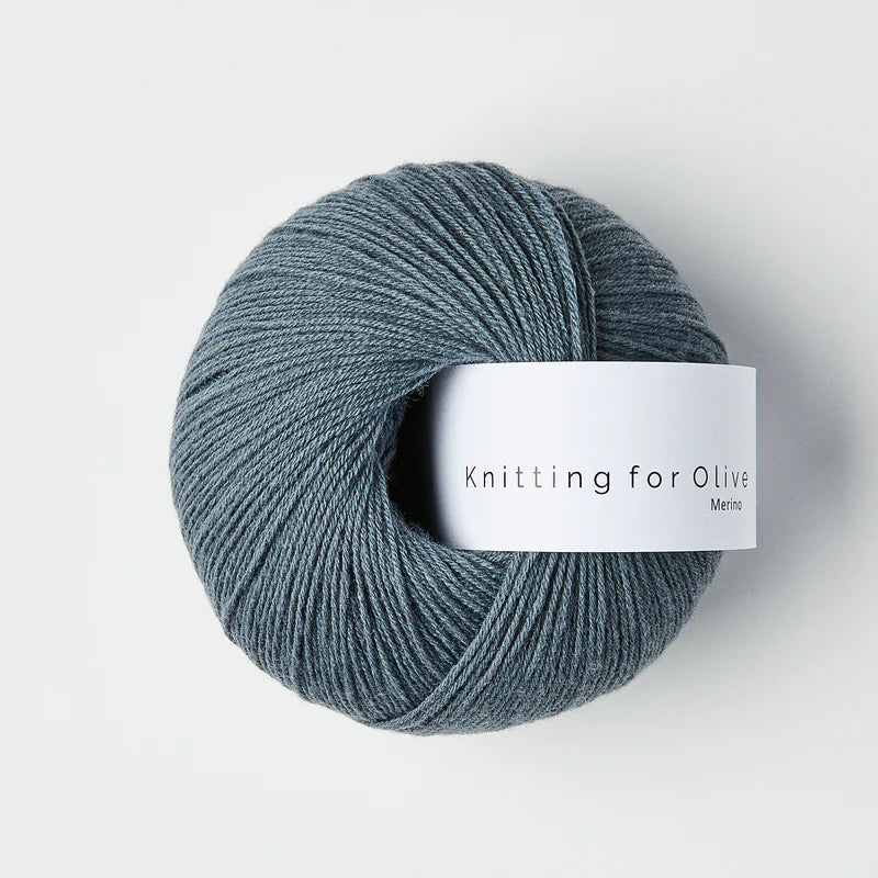 Kuvassa on Knitting for Olive Merino -lanka värissä Dusty Petroleum Blue.