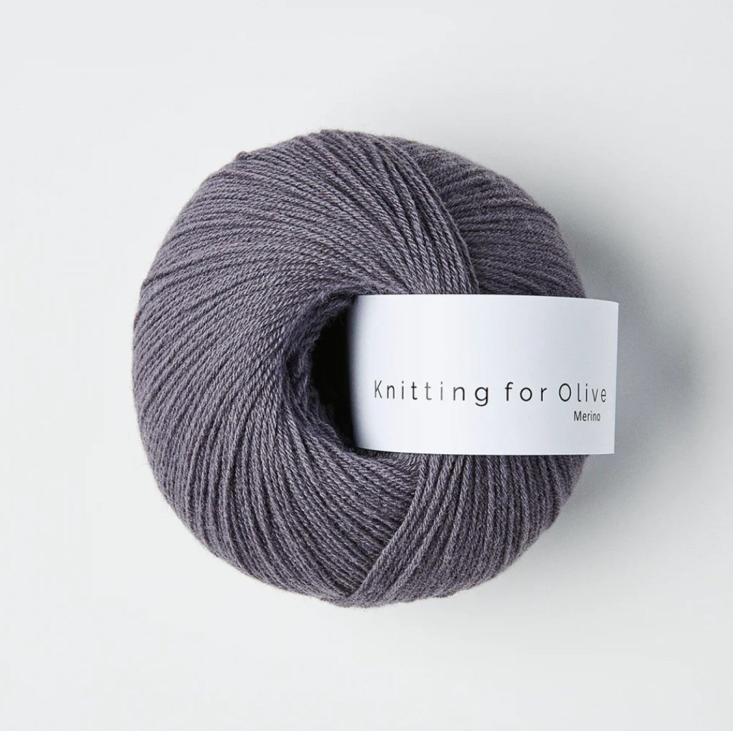 Kuvassa on Knitting for Olive Merino -lanka värissä Dusty Violette.