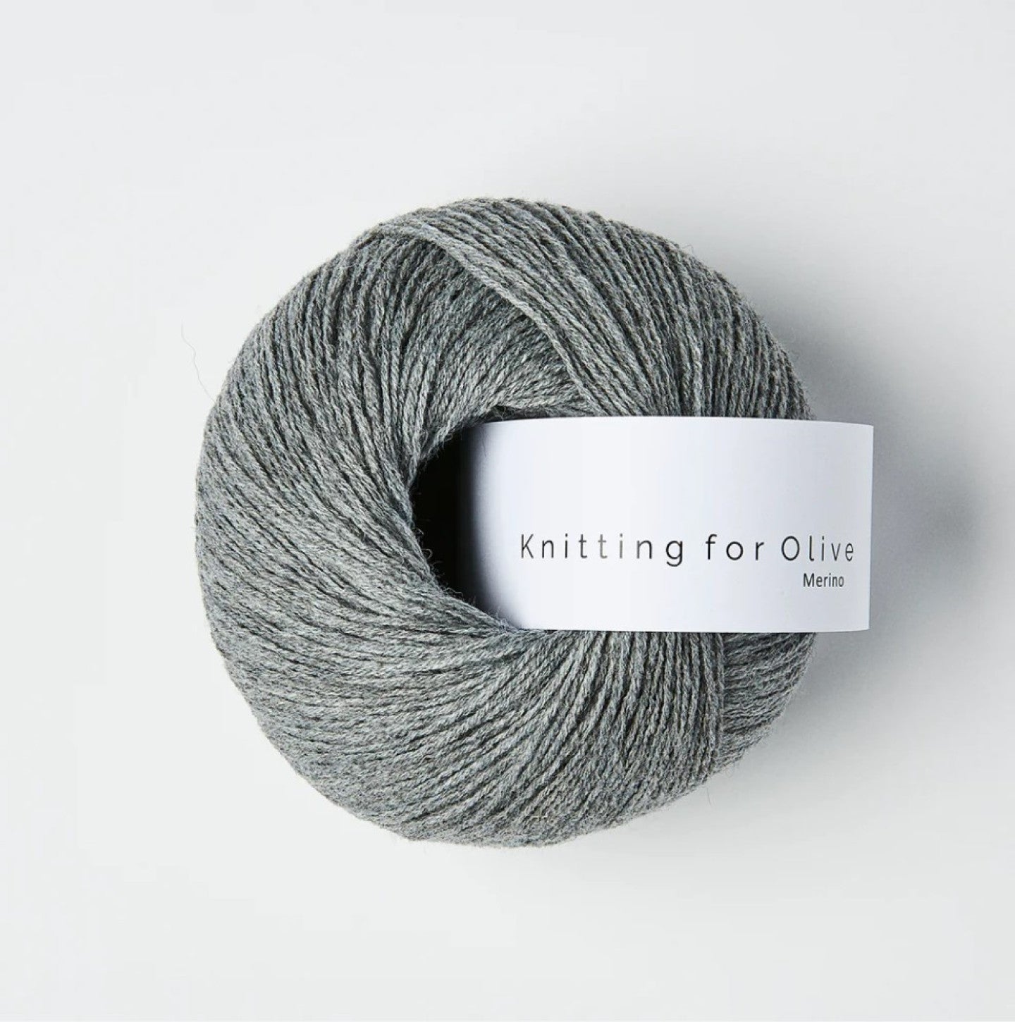 Kuvassa on Knitting for Olive Merino -lanka värissä Granite Grey.