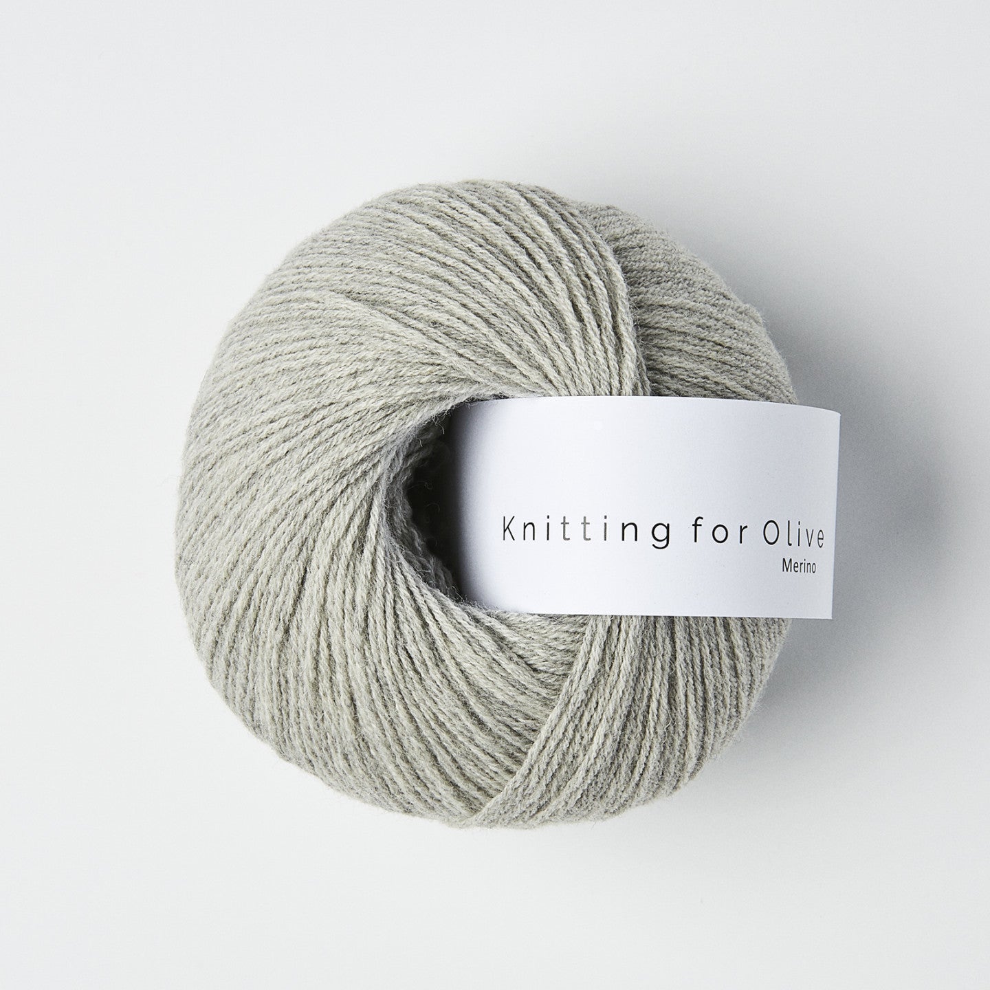 Kuvassa on Knitting for Olive Merino -lanka värissä Gray Lamb.