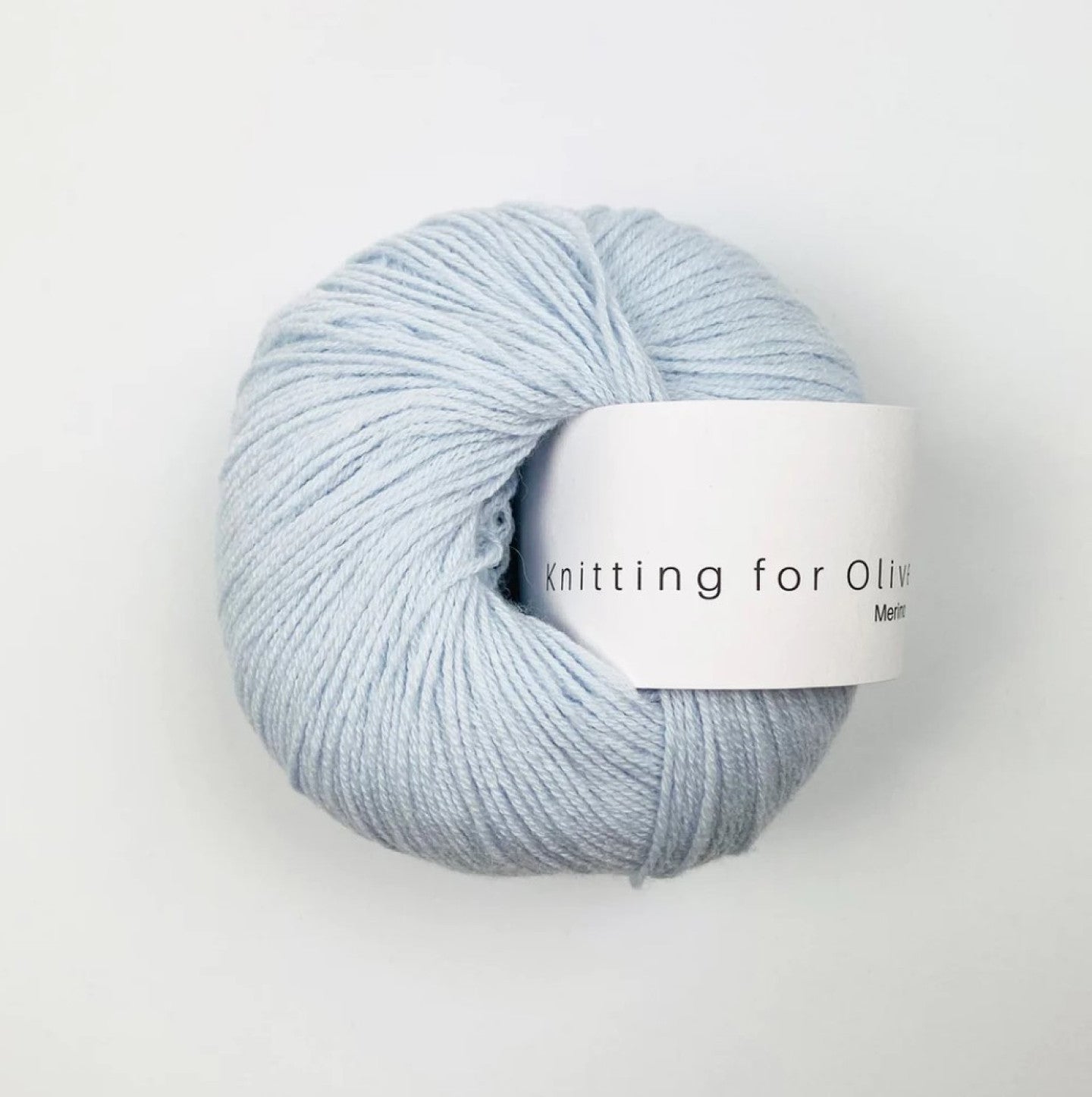 Kuvassa on Knitting for Olive Merino -lanka värissä Ice Blue.
