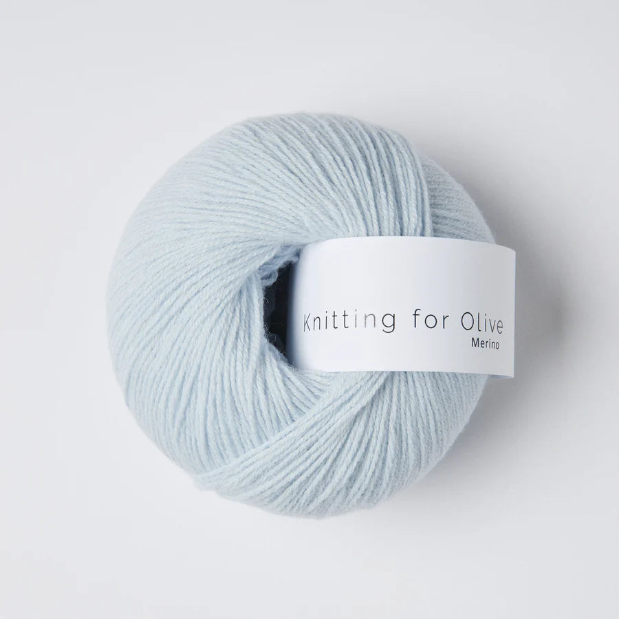 Kuvassa on Knitting for Olive Merino -lanka värissä Ice Blue.