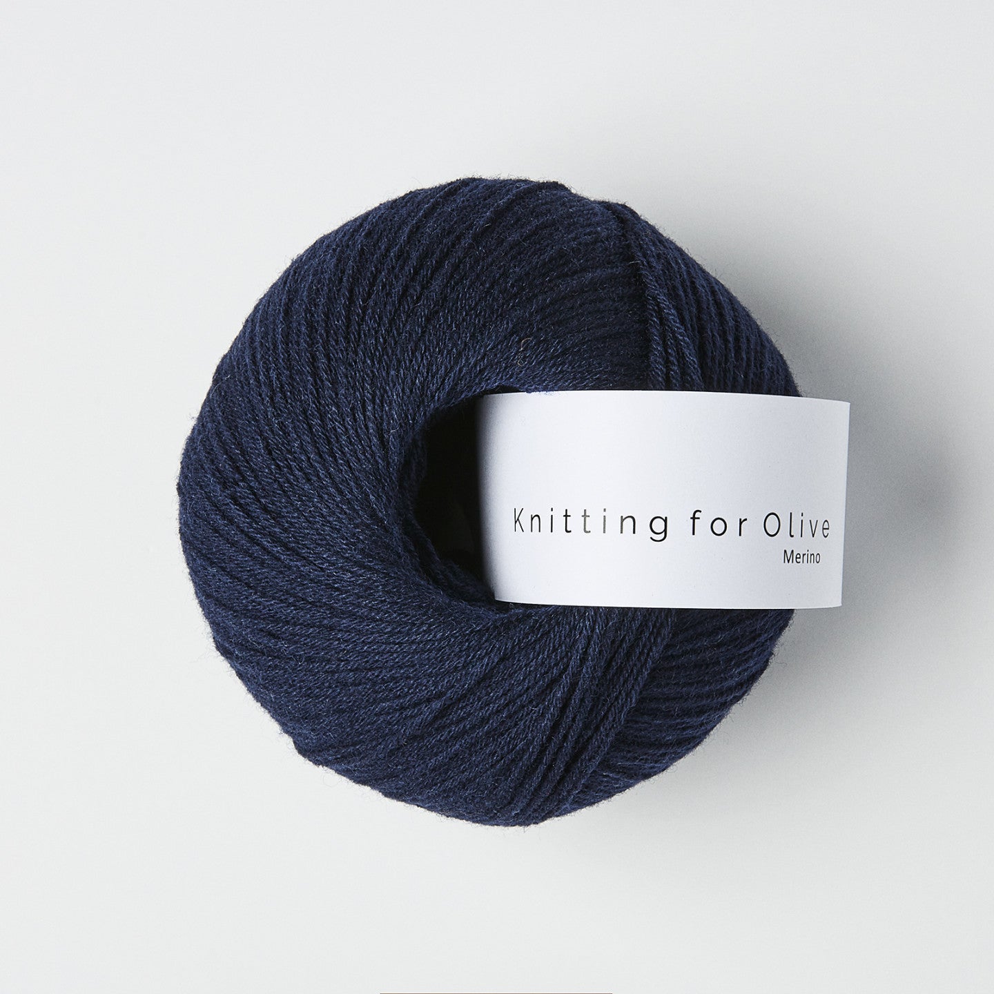 Kuvassa on Knitting for Olive Merino -lanka värissä Navy Blue.