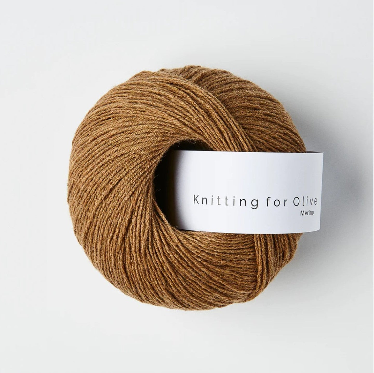 Kuvassa on Knitting for Olive Merino -lanka värissä Nut Brown.