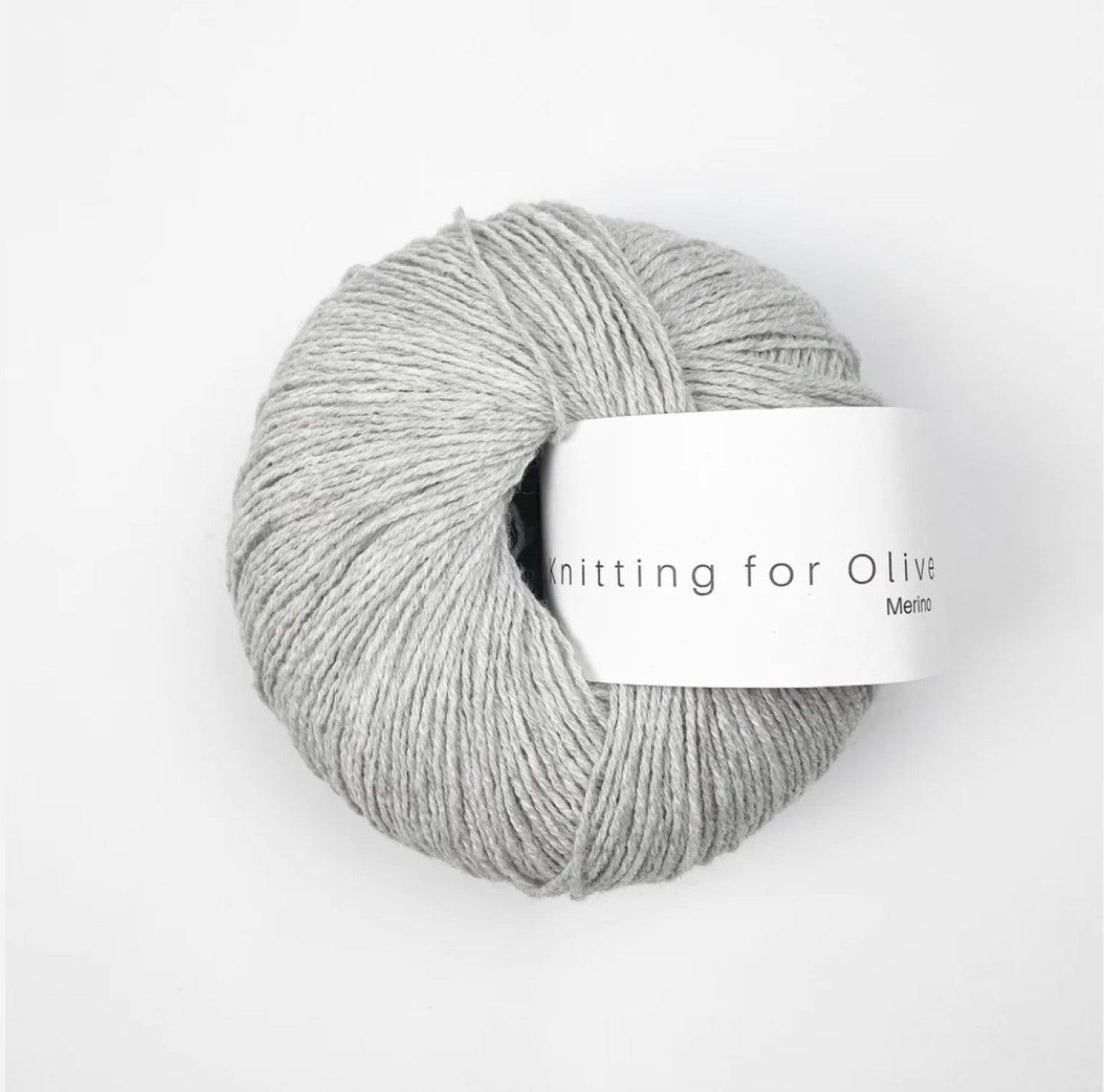 Kuvassa on Knitting for Olive Merino -lanka värissä Pearl Gray.