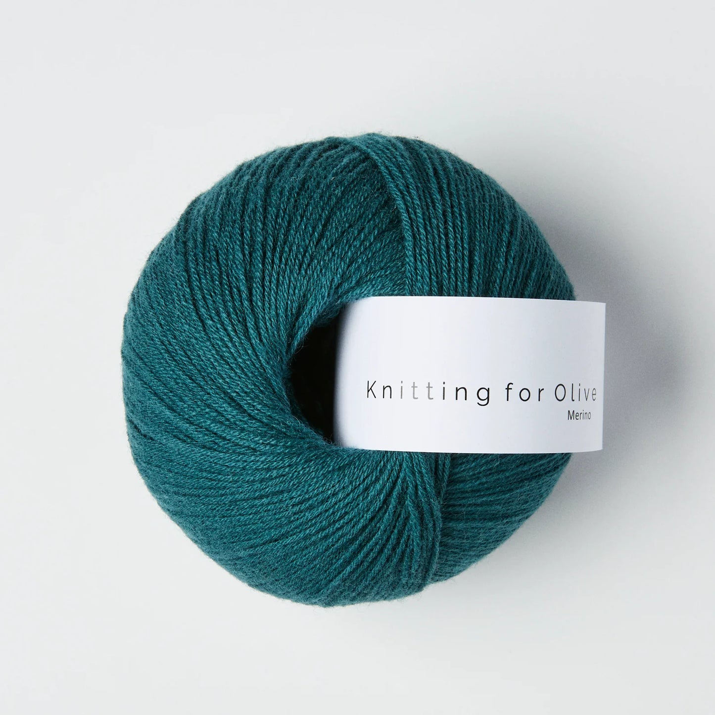 Kuvassa on Knitting for Olive Merino -lanka (yarn) värissä Petroleum Green.