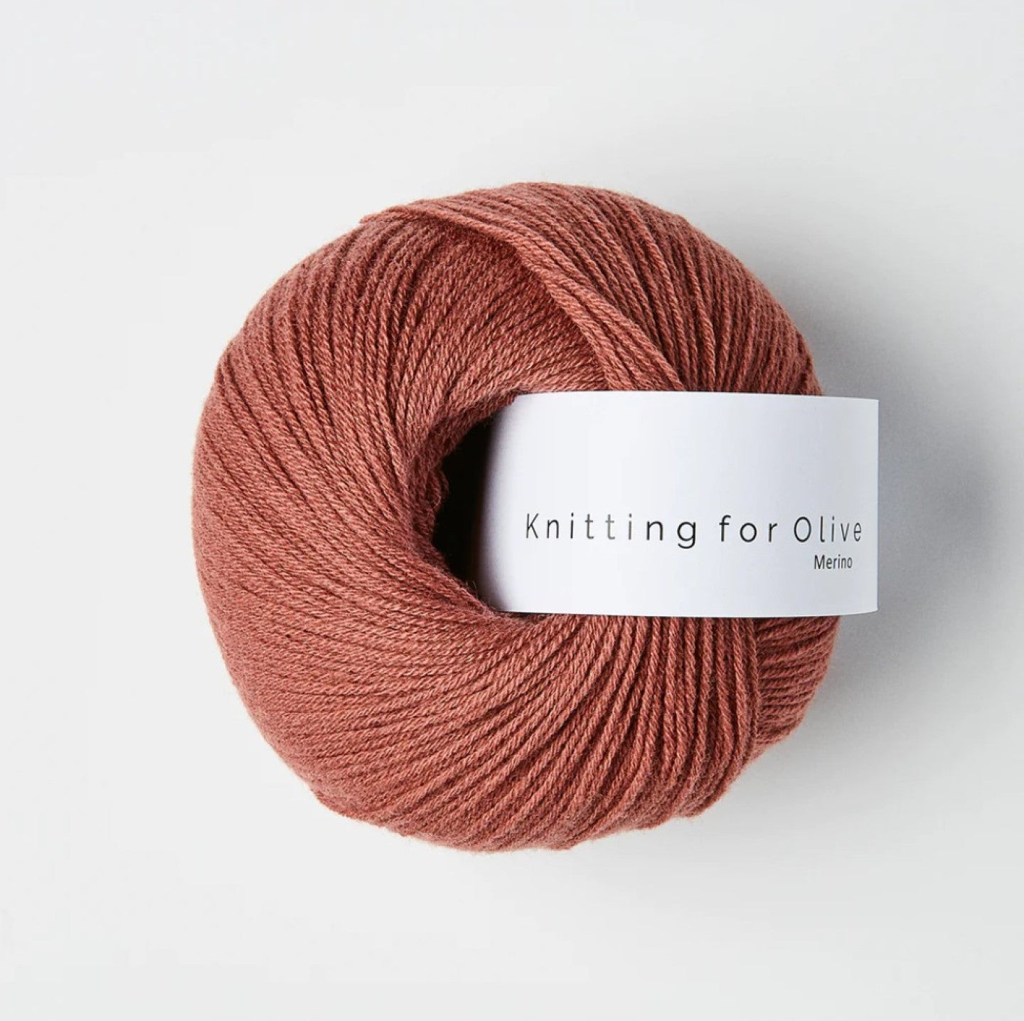 Kuvassa on Knitting for Olive Merino -lanka värissä Plum Rose.