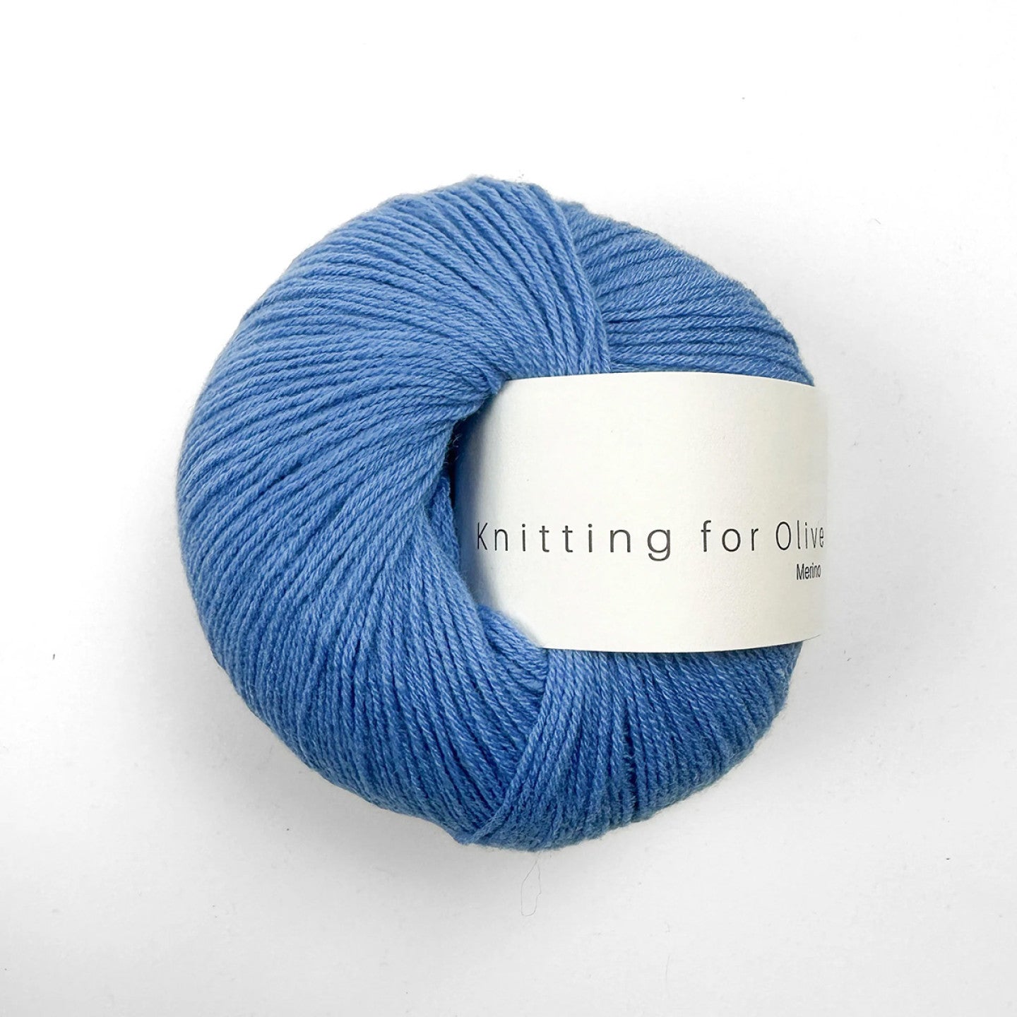 Kuvassa on Knitting for Olive Merino -lanka värissä Poppy Blue.