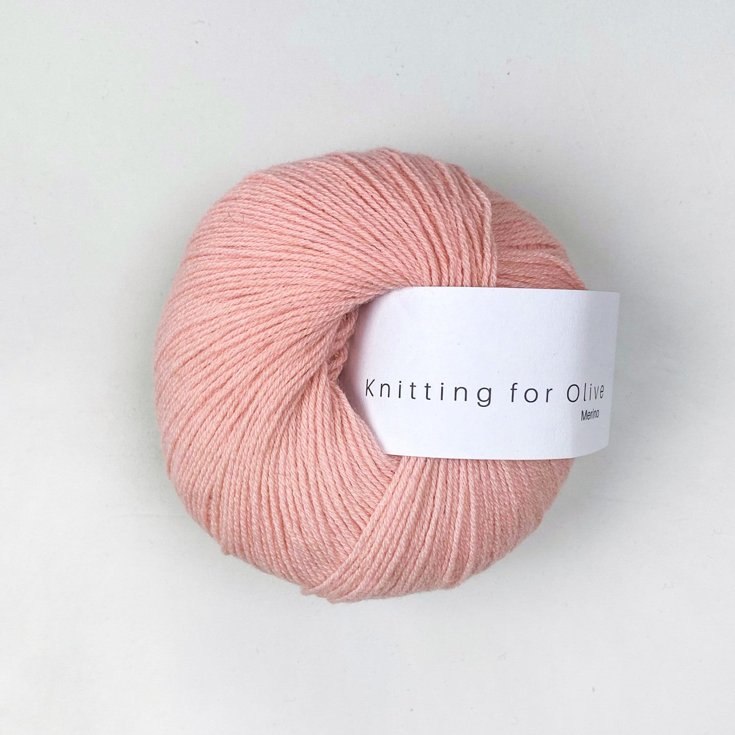 Kuvassa on Knitting for Olive Merino -lanka värissä Poppy Rose.