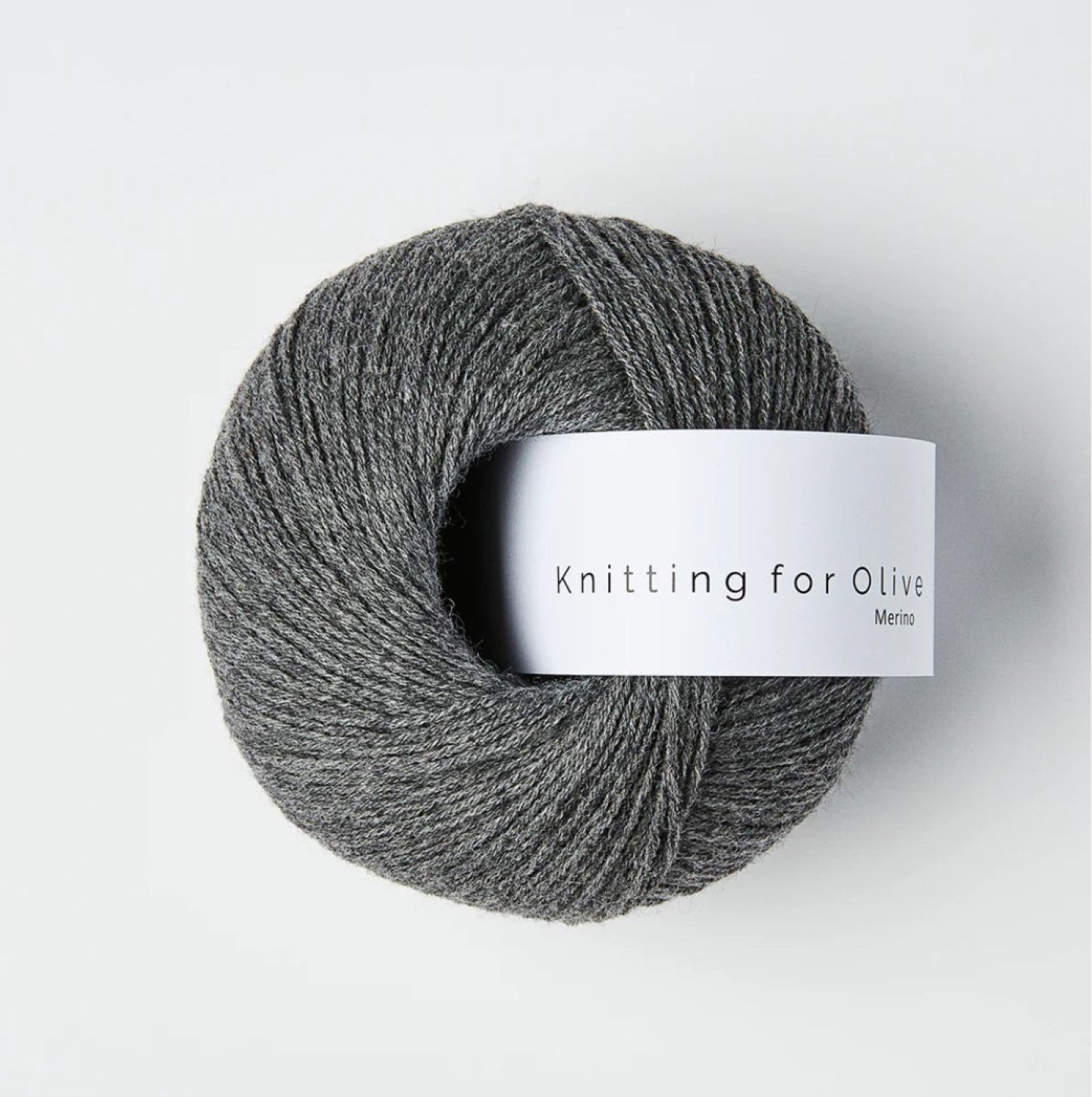 Kuvassa on Knitting for Olive Merino -lanka värissä Racoon.