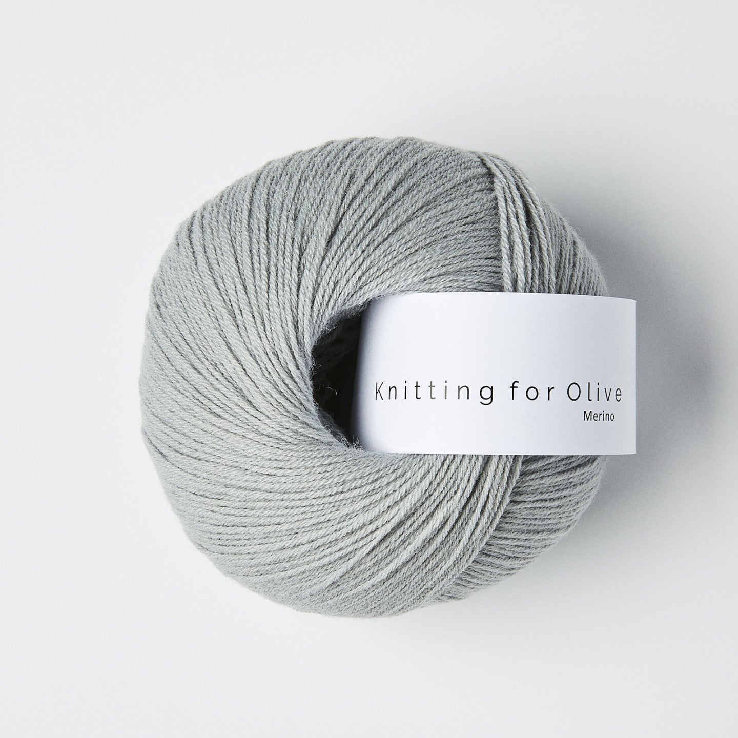 Kuvassa on Knitting for Olive Merino -lanka värissä Soft Blue.