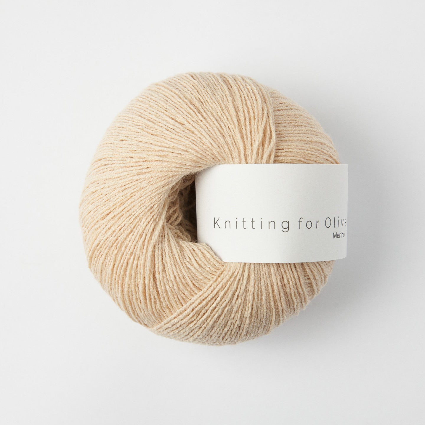 Kuvassa on Knitting for Olive Merino -lanka värissä Soft Peach.