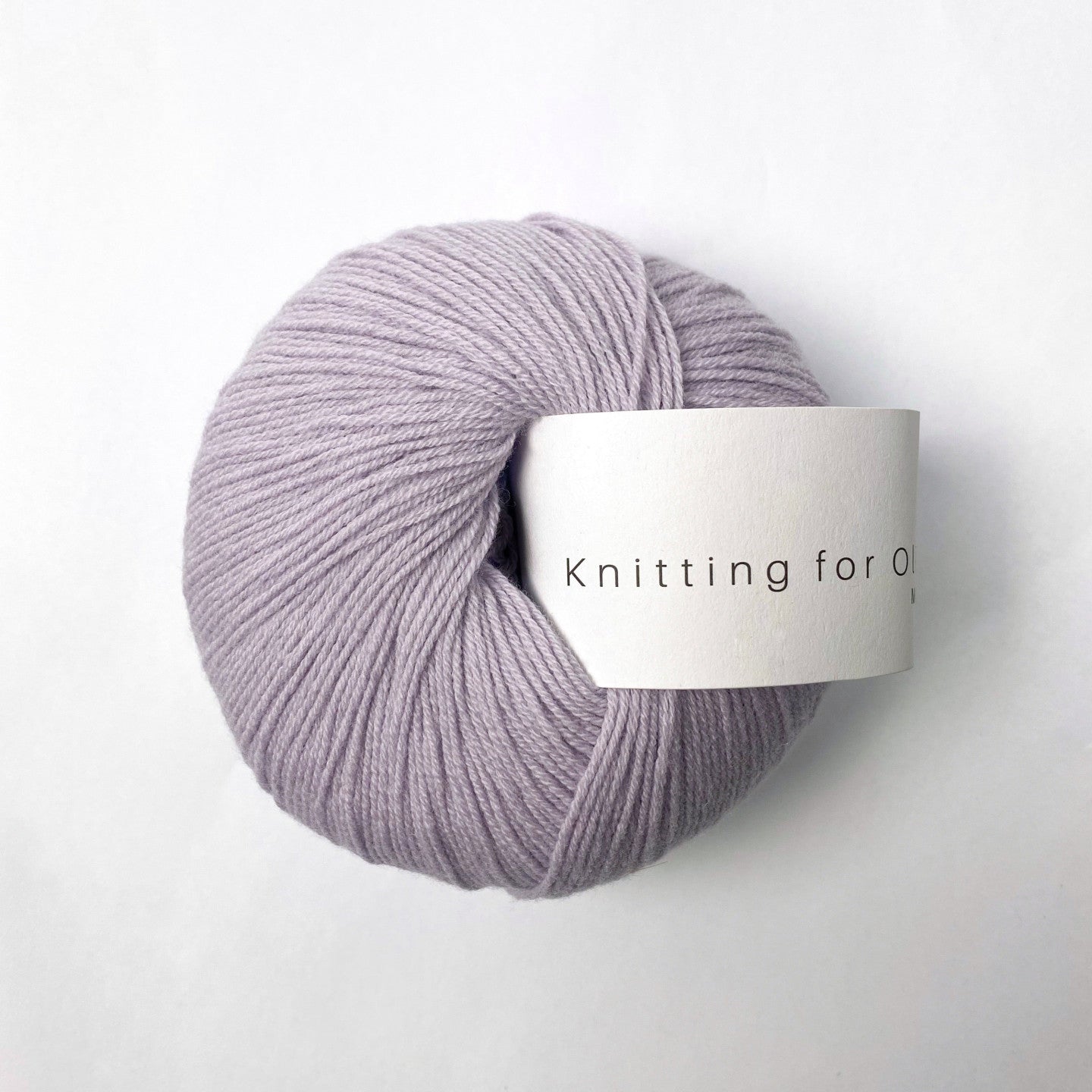 Kuvassa on Knitting for Olive Merino -lanka värissä Unicorn Purple.