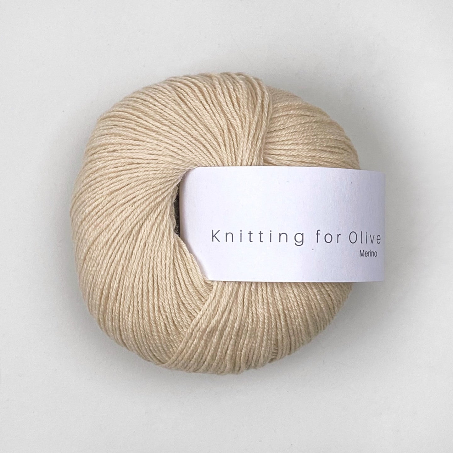 Kuvassa on Knitting for Olive Merino -lanka värissä Wheat.