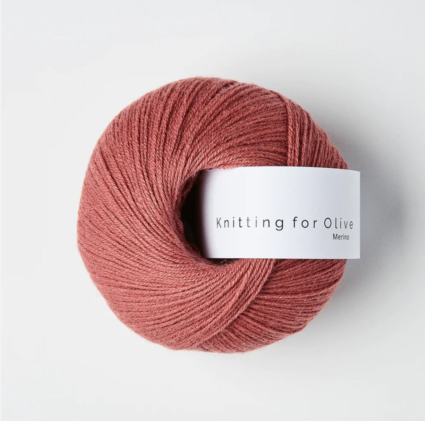 Kuvassa on Knitting for Olive Merino -lanka värissä Wild Berries.