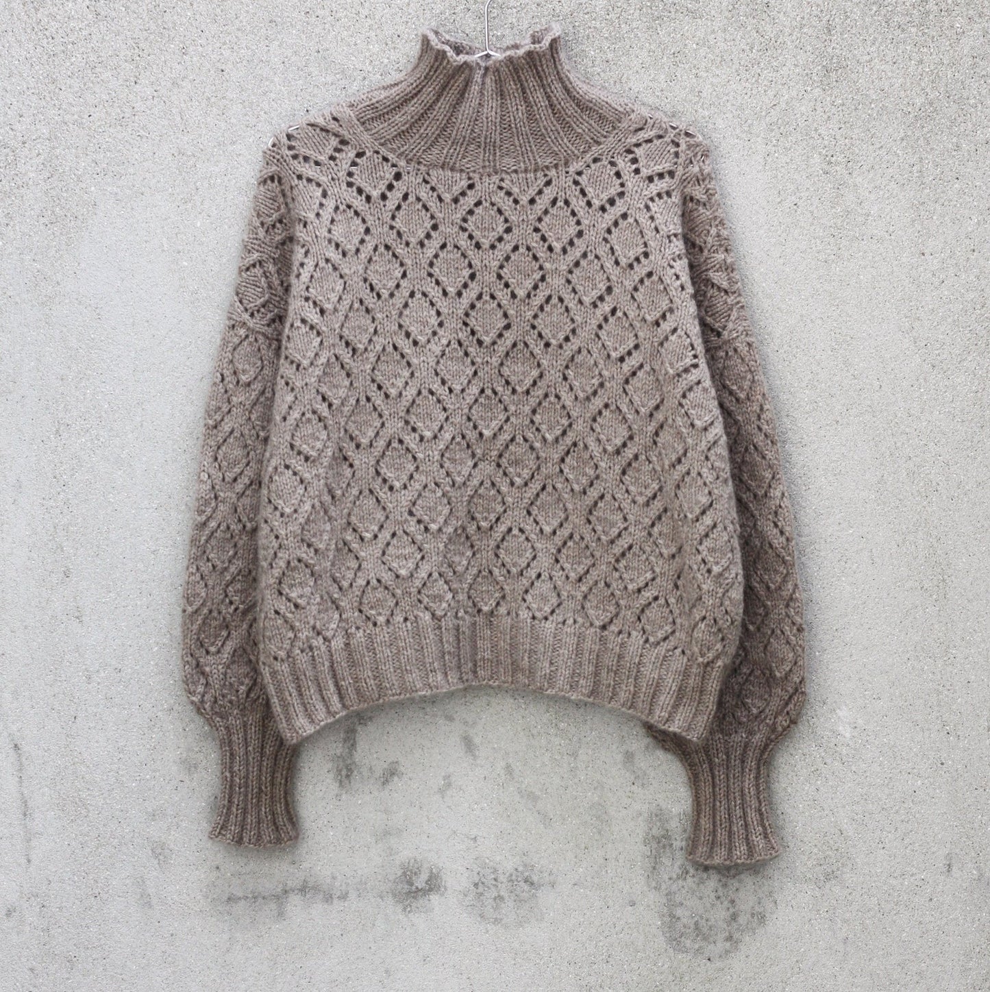 Kuvassa on Knitting for Olive (KFO) Nature Lace Sweater -neuleohje (pattern).