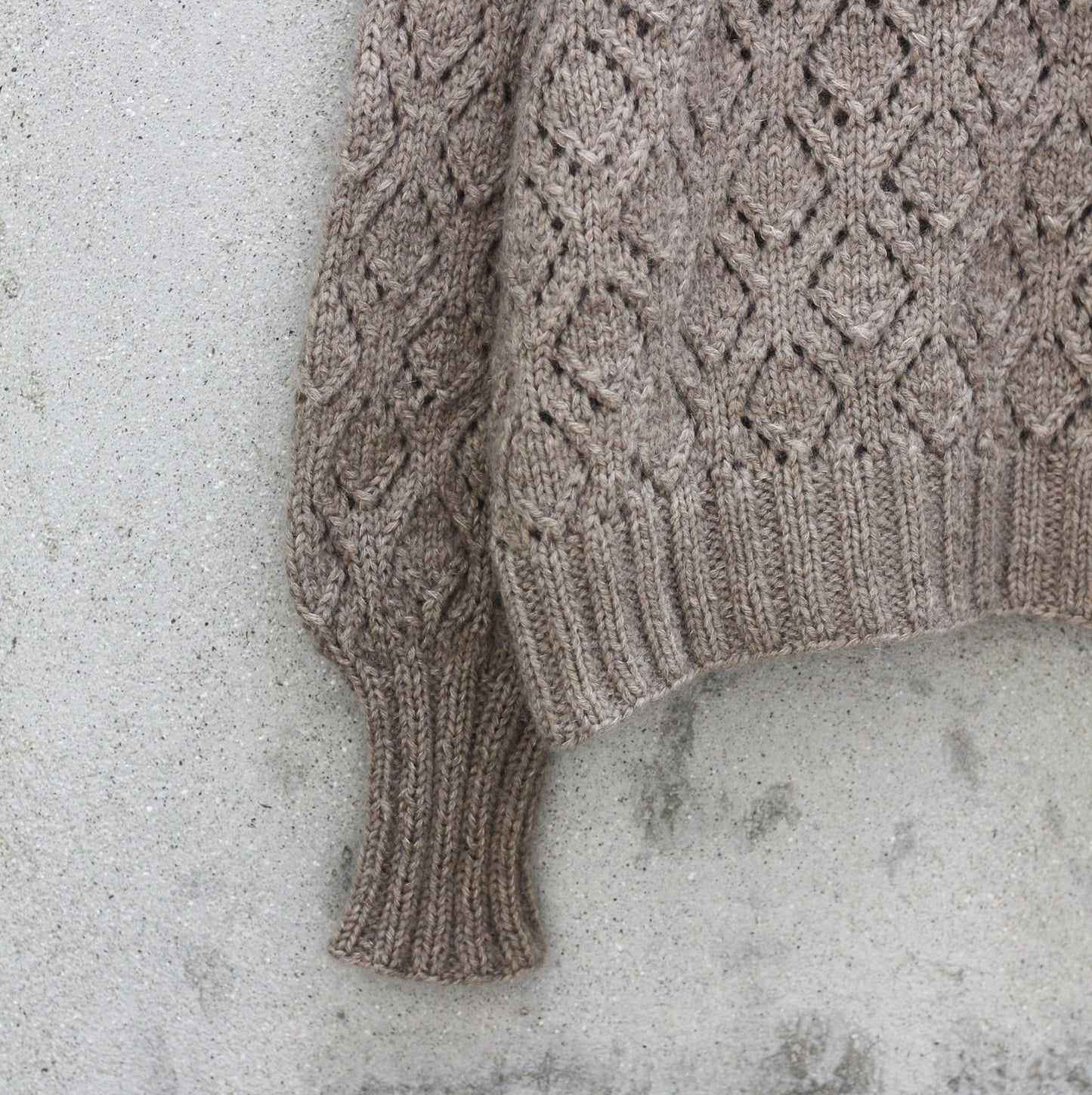 Kuvassa on Knitting for Olive (KFO) Nature Lace Sweater -neuleohje (pattern).