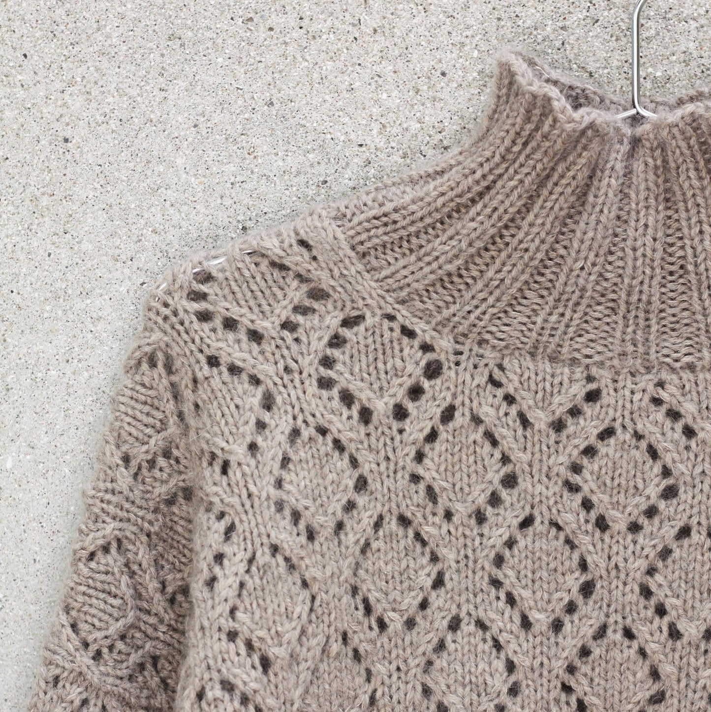 Kuvassa on Knitting for Olive (KFO) Nature Lace Sweater -neuleohje (pattern).