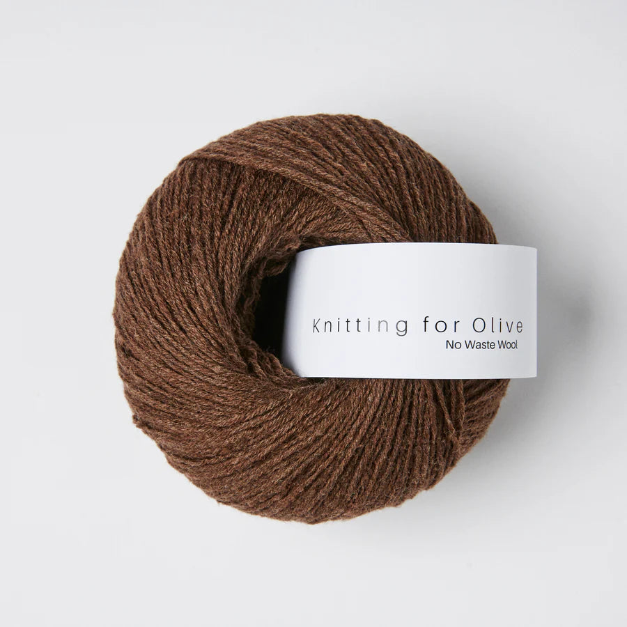 Kuvassa on Knitting for Olive No Waste Wool -lanka värissä Chocolate.