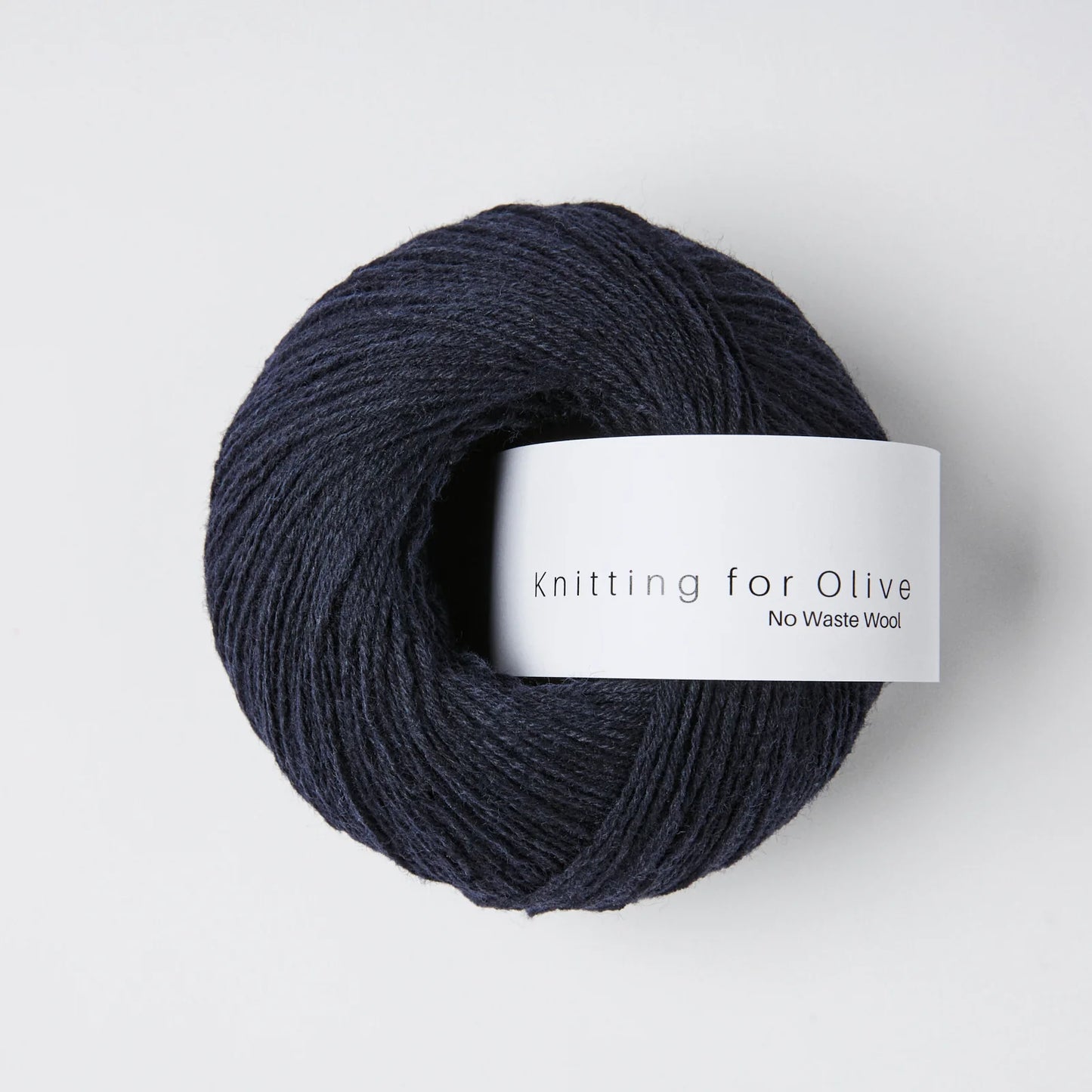 Kuvassa on Knitting for Olive No Waste Wool -lanka värissä Dark navy.