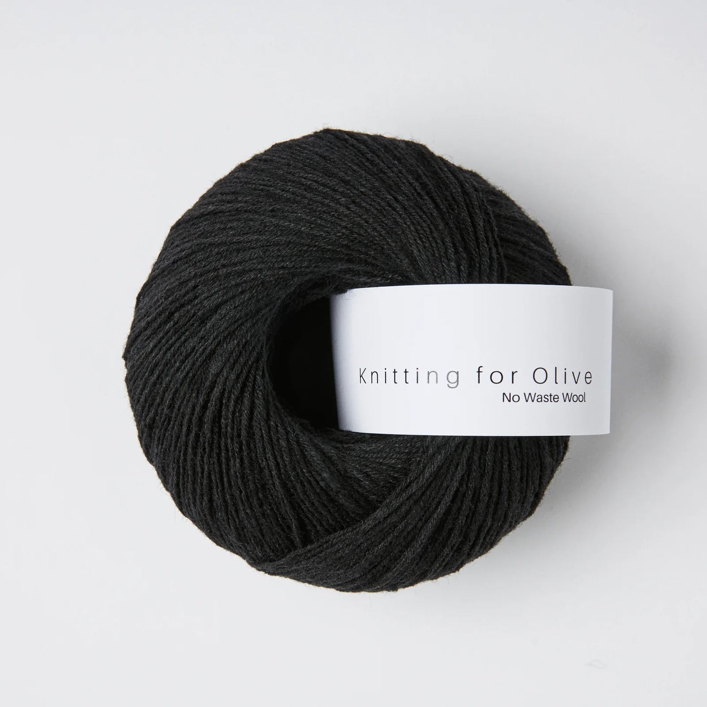 Kuvassa on Knitting for Olive No Waste Wool -lanka värissä Licorice.