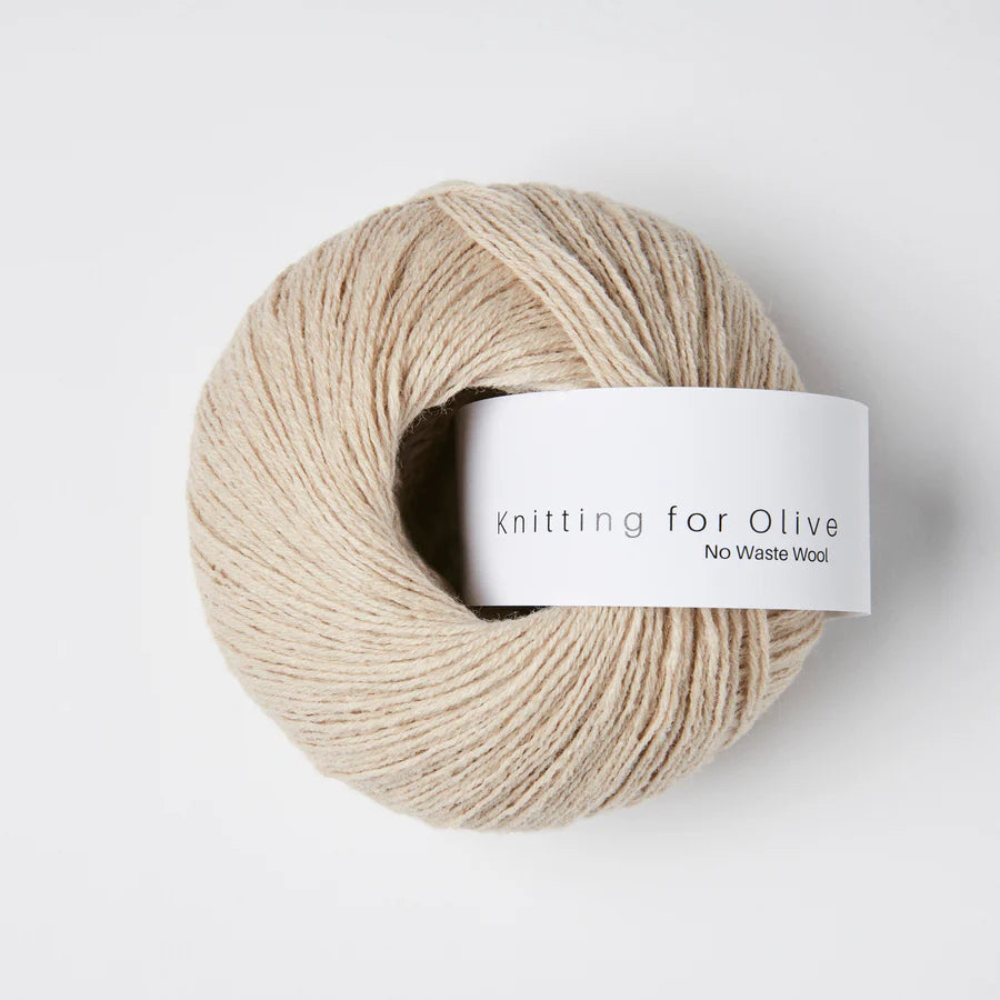 Kuvassa on Knitting for Olive No Waste Wool -lanka värissä Powder.