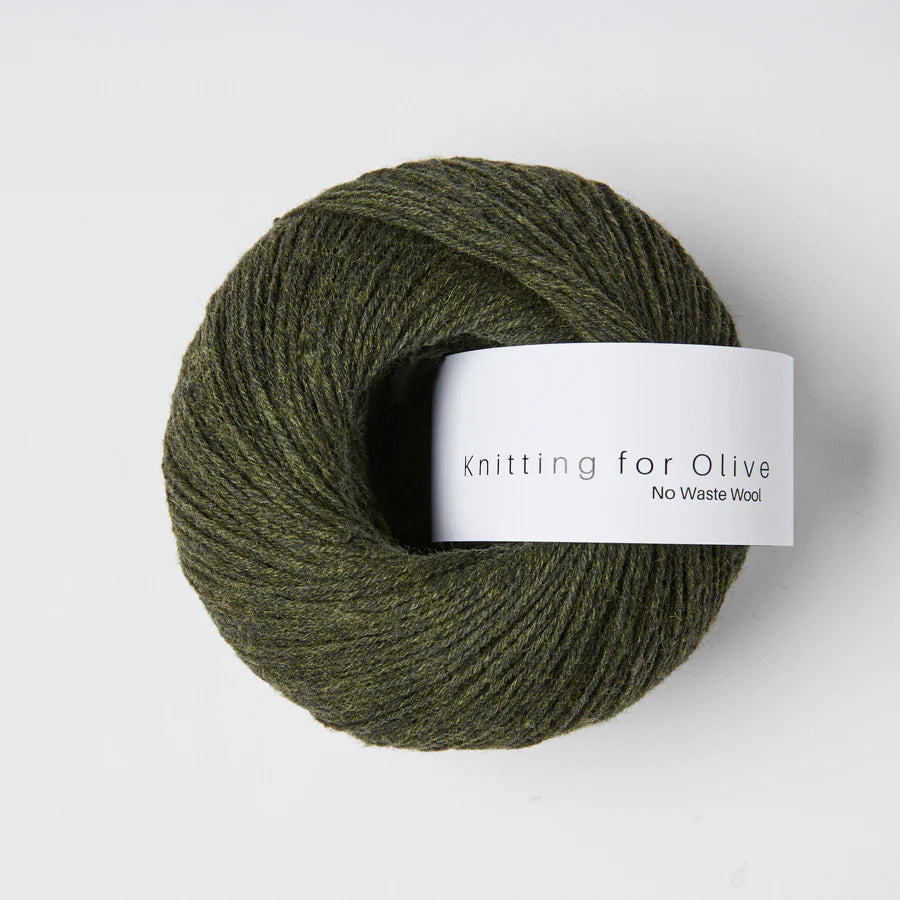 Kuvassa on Knitting for Olive No Waste Wool -lanka värissä Slate Green.