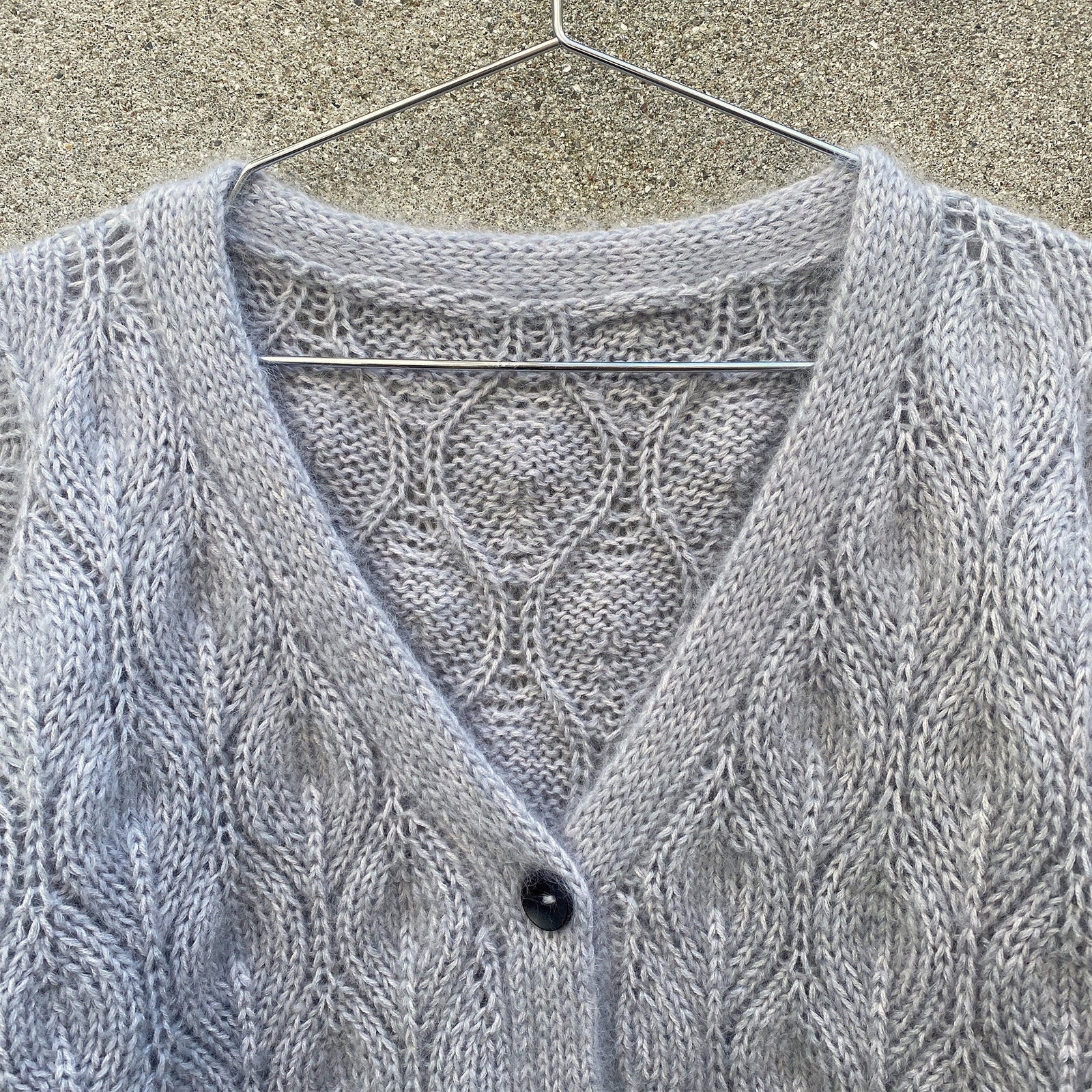 Kuvassa on Knitting for Olive (KFO) Olive Cardigan V-neck -neuleohje (pattern).