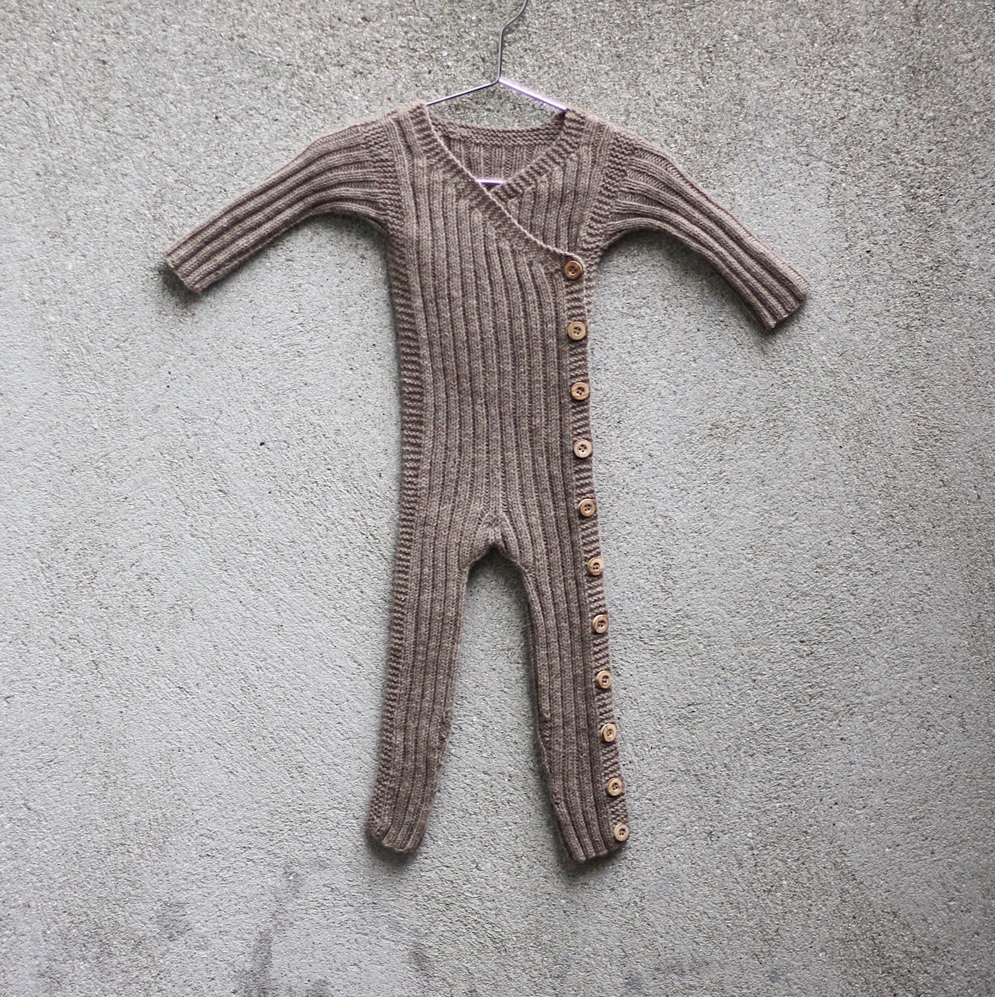 Kuvassa on Knitting for Olive (KFO) Olives Ribbed Jumpsuit -neuleohje (pattern).