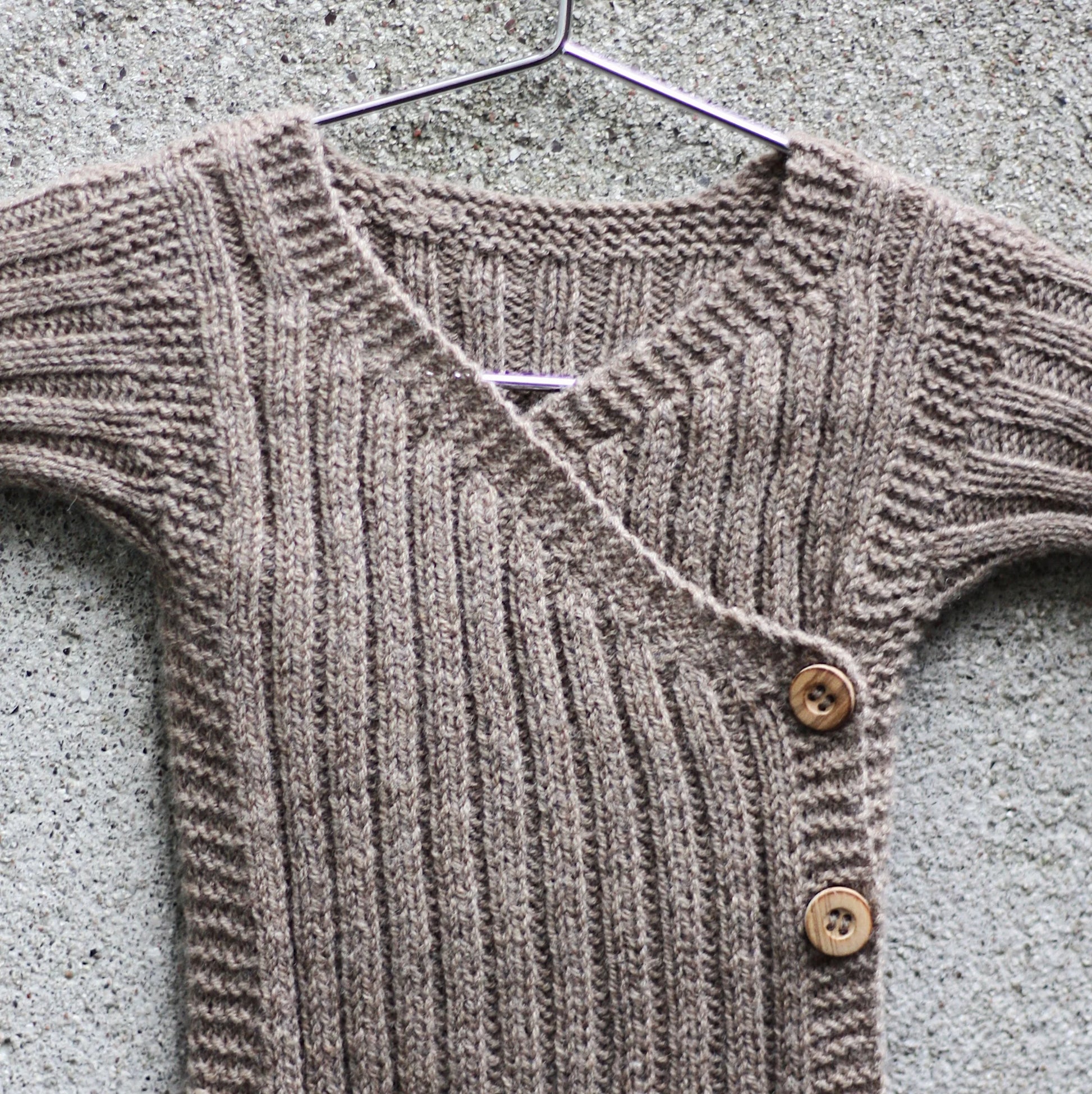 Kuvassa on Knitting for Olive (KFO) Olives Ribbed Jumpsuit -neuleohje (pattern).