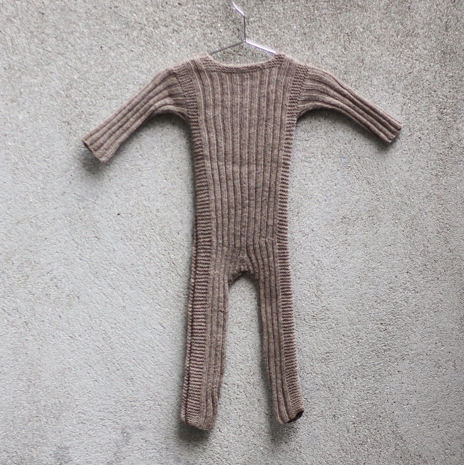 Kuvassa on Knitting for Olive (KFO) Olives Ribbed Jumpsuit -neuleohje (pattern).