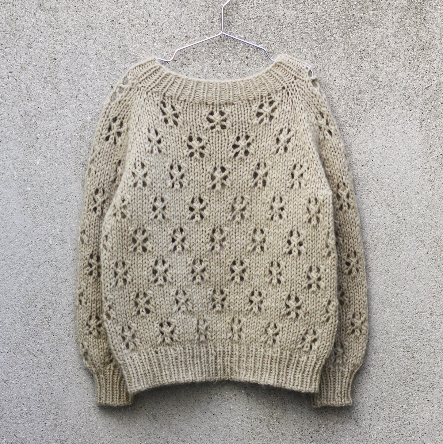 Kuvassa on Knitting for Olive (KFO) Pizza Sweater - Kids -neuleohje (pattern).