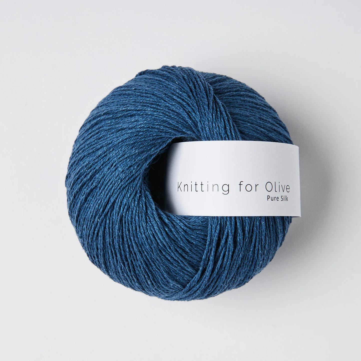 Kuvassa on Knitting for Olive Pure Silk -lanka värissä Blue Tit.