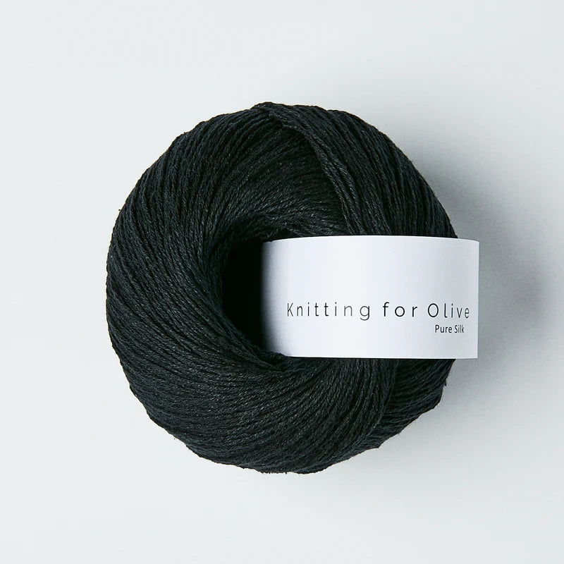 Kuvassa on Knitting for Olive Pure Silk -lanka (yarn) värissä Coal.