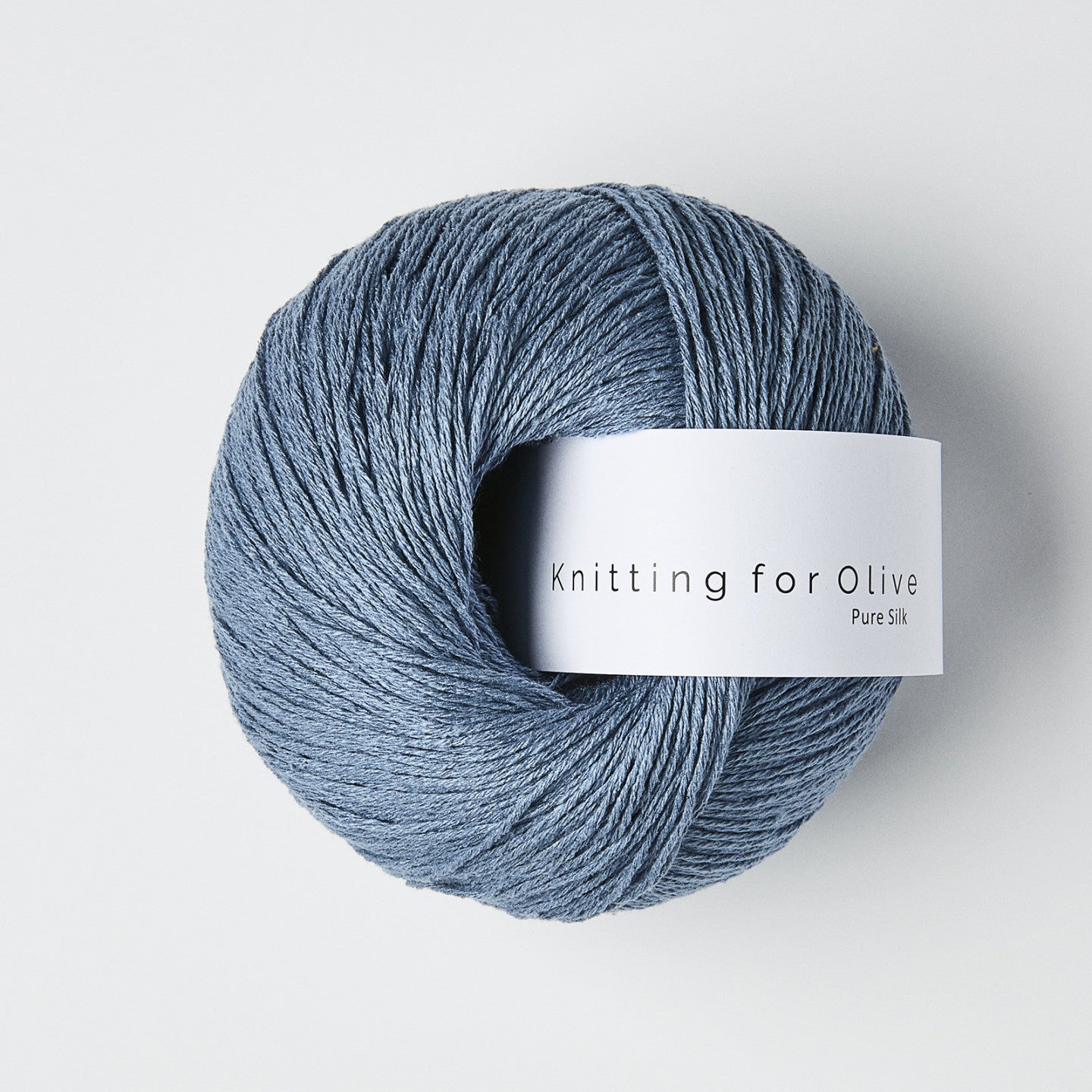 Kuvassa on Knitting for Olive Pure Silk -lanka värissä Dove Blue.