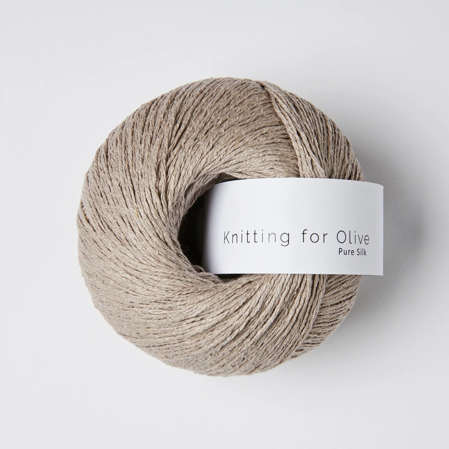 Kuvassa on Knitting for Olive Pure Silk -lanka värissä Oatmeal.