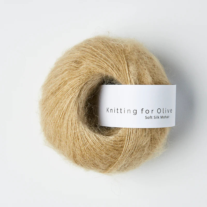 Kuvassa on Knitting for Olive Soft Silk Mohair -lanka värissä Trenchcoat (Armi Yarns).