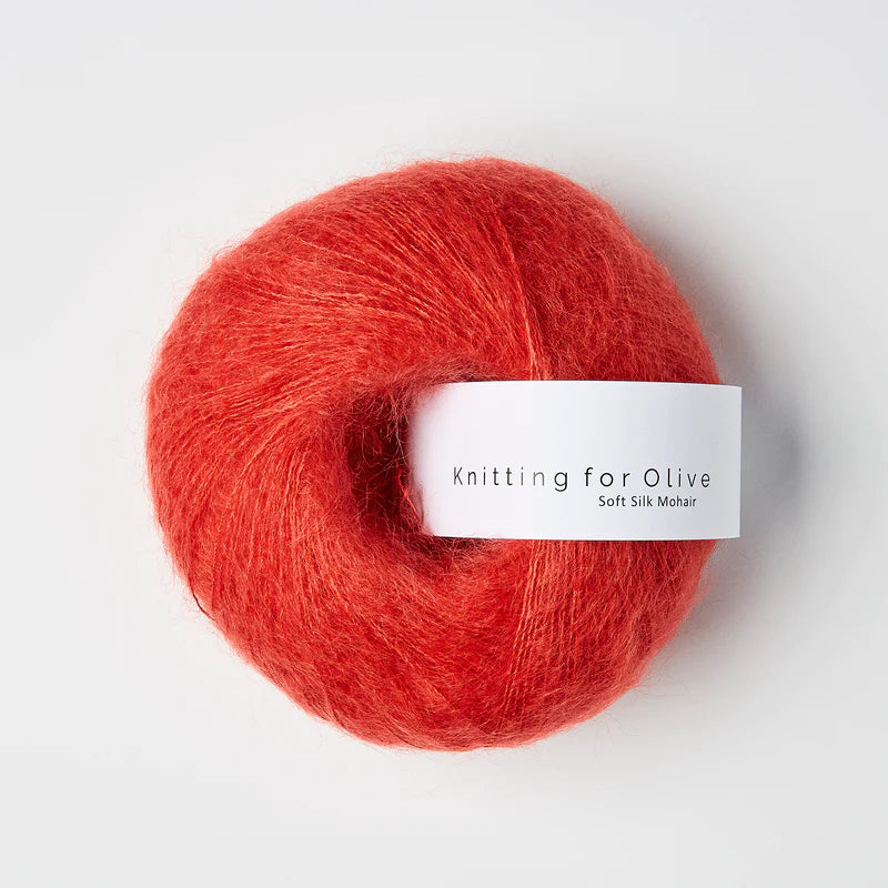 Kuvassa on Knitting for Olive Soft Silk Mohair -lanka (yarn) värissä Blood Orange.