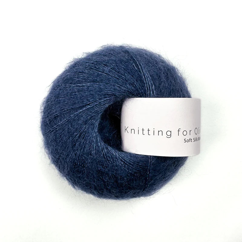 Kuvassa on Knitting for Olive Soft Silk Mohair -lanka (yarn) värissä Blue Jeans.
