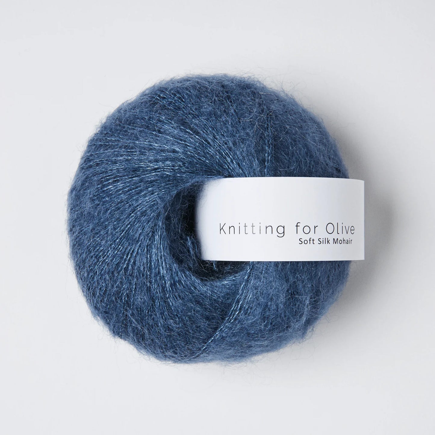 Kuvassa on Knitting for Olive Soft Silk Mohair -lanka (yarn) värissä Blue Jeans.